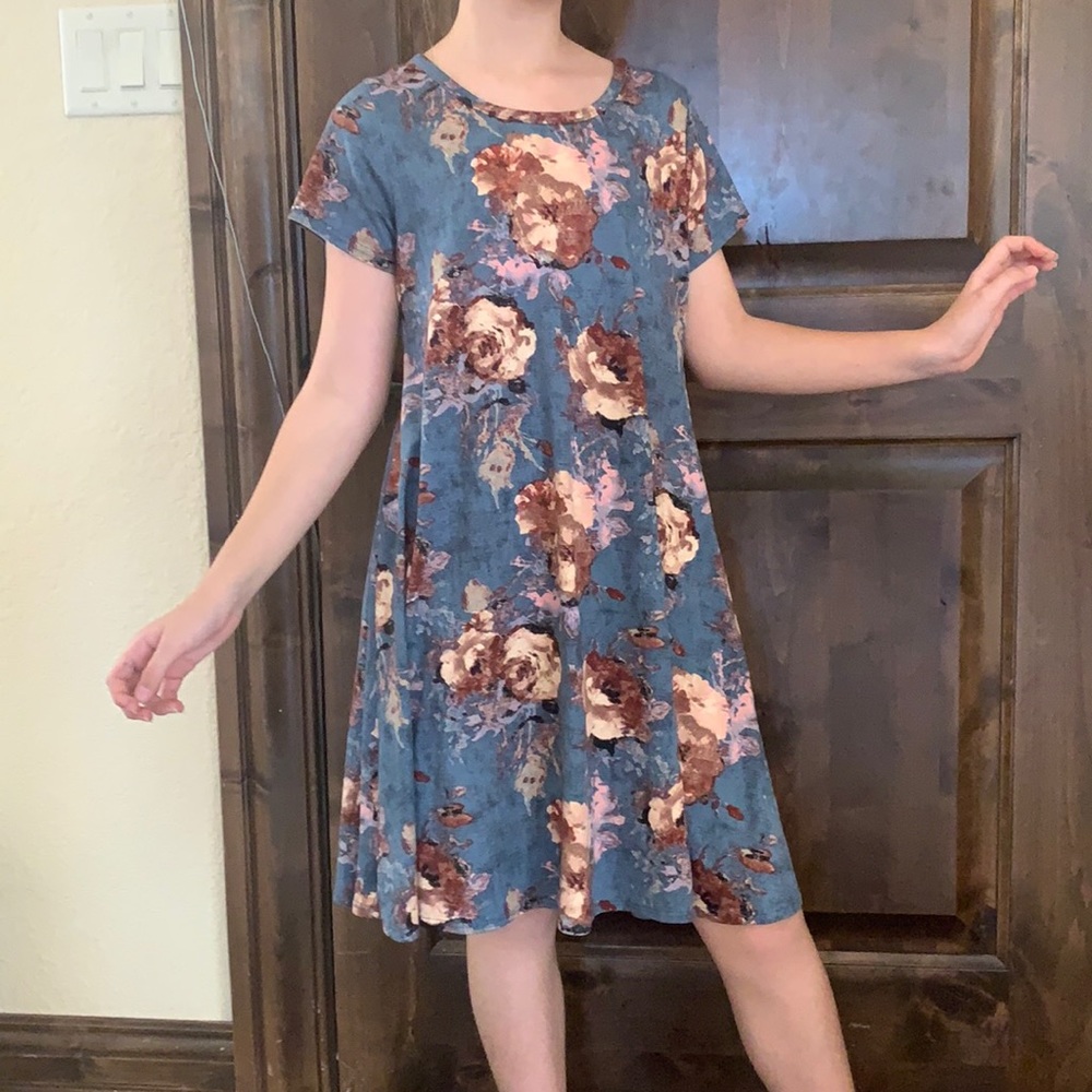A cute dress with flowers in the brand discreet